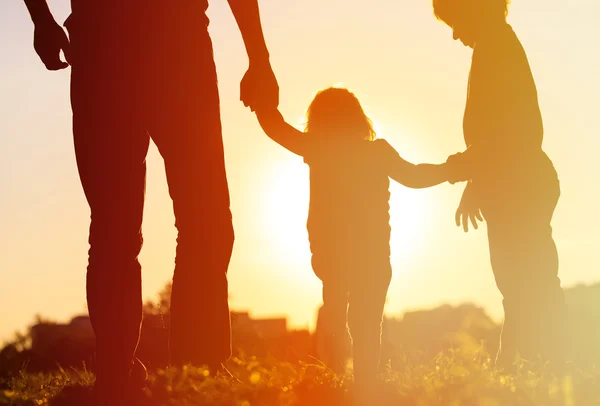 Silhueta de pai com dois filhos andando ao pôr do sol — Fotografia de Stock