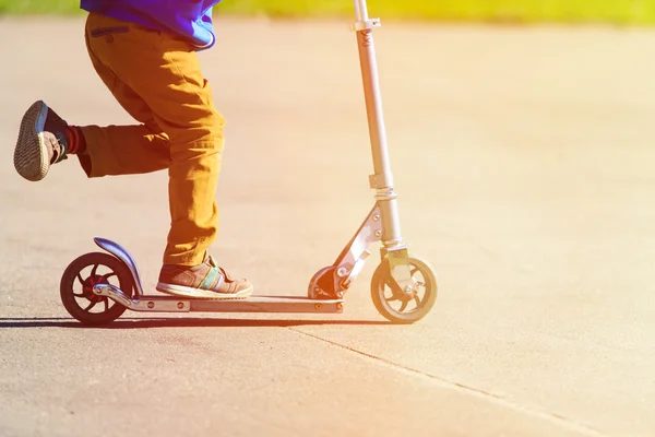 Дитячий скутер, активні спортивні діти — стокове фото