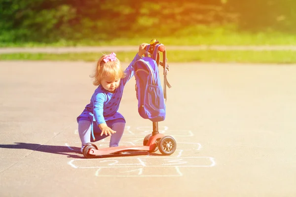 Kis lány játszik ugróiskola játszótér — Stock Fotó