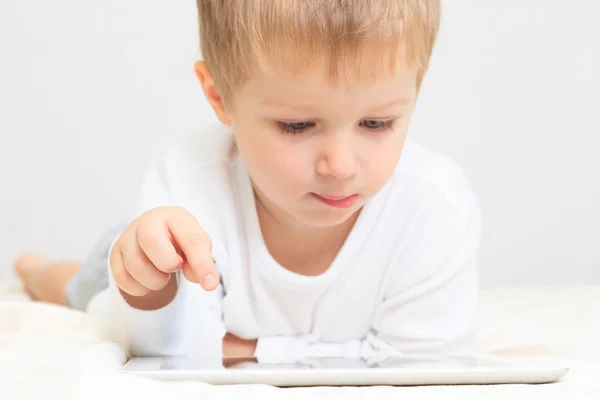 Kleiner Junge mit Touchpad, frühe Bildung — Stockfoto