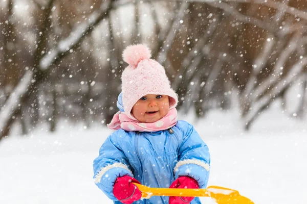 Cute little toddler girl play in winter — Stock Photo, Image