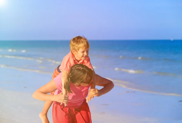 Matka i syn bawią się na plaży — Zdjęcie stockowe
