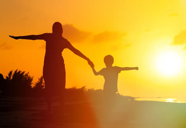 Mère et fils s'amusent au coucher du soleil — Photo