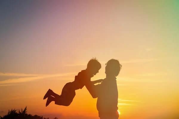 Father and little son play at sunset — Stock Photo, Image