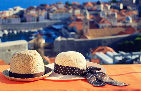 Dos sombreros de vacaciones en Europa, viajes románticos — Foto de Stock