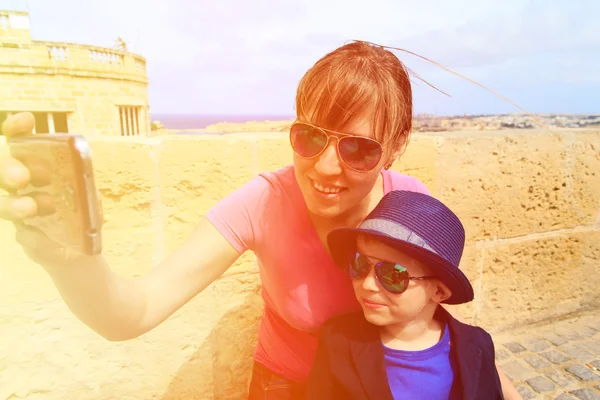 Mamma och Lille son att göra selfie medan resor i Europa — Stockfoto