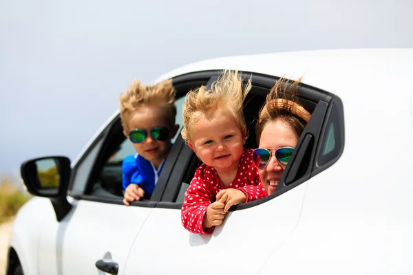 Family with kids travel by car — Stock Photo, Image
