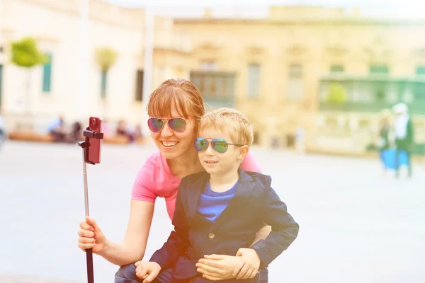 Madre e hijo tomando foto de selfie stick mientras viajan por Europa — Foto de Stock