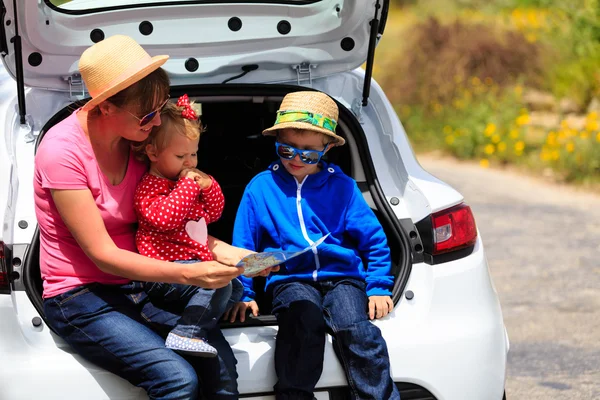 Family looking at map while travel by car — Stock Photo, Image