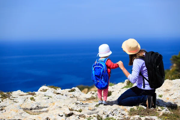 Мать с маленькой дочерью путешествует в горах — стоковое фото