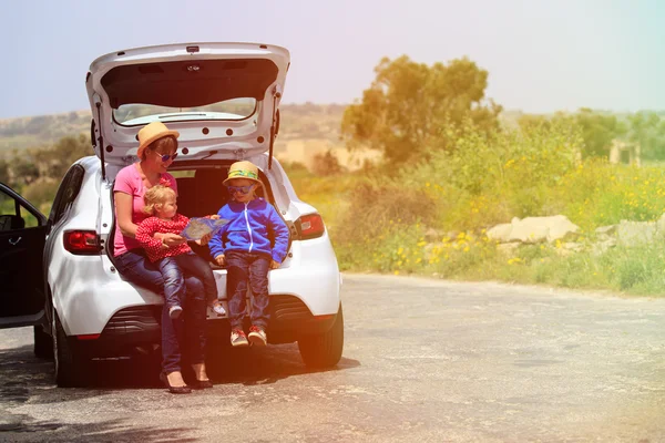 Family looking at map while travel by car — Stock Photo, Image