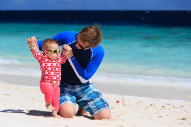 Baba ve kızı kumsalda oynarken