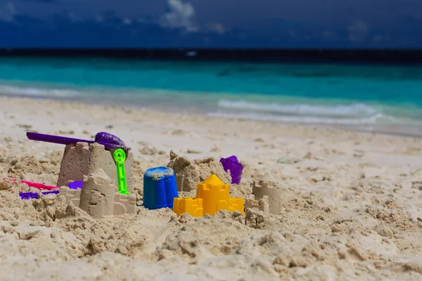热带海滩上的孩子们玩具 — 图库照片