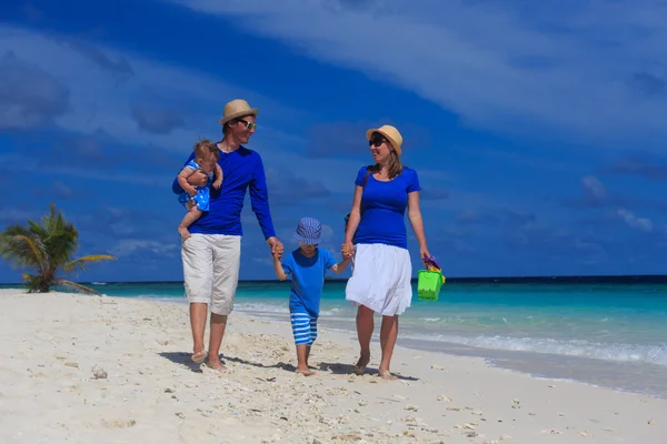 Gezin met kinderen op tropisch strand — Stockfoto