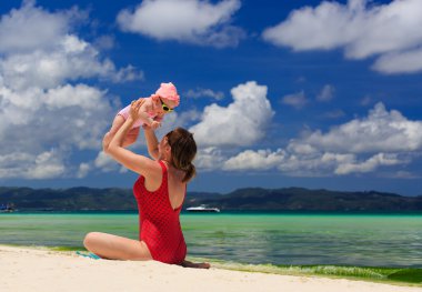 Sahilde küçük kızı ile oynarken annesi