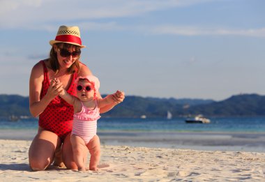 aile tropik tatilde.