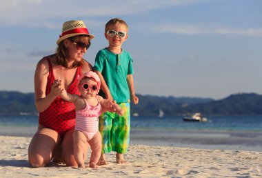 aile tropik tatilde.