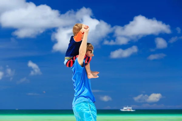 Familia feliz en vacaciones de mar — Foto de Stock