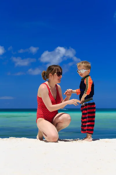 Moeder en zoon op tropisch strand — Stockfoto