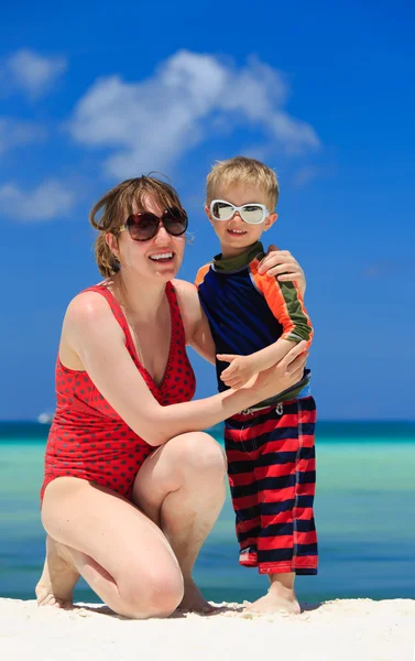 Matka a syn na tropické pláži — Stock fotografie