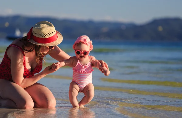 Family on tropical vacation — Stock Photo, Image