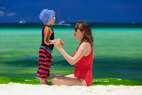 Madre e figlio sulla spiaggia tropicale — Foto Stock