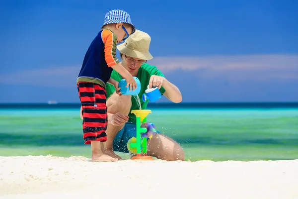 Family playing on tropical vacation — Stock Photo, Image