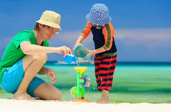 Família jogando em férias tropicais — Fotografia de Stock