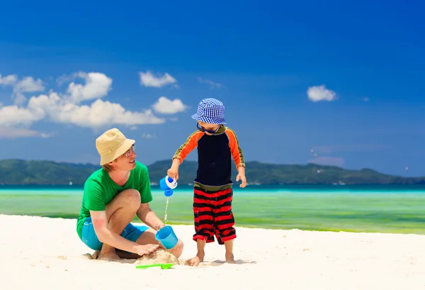 Familie spelen op tropische vakantie — Stockfoto