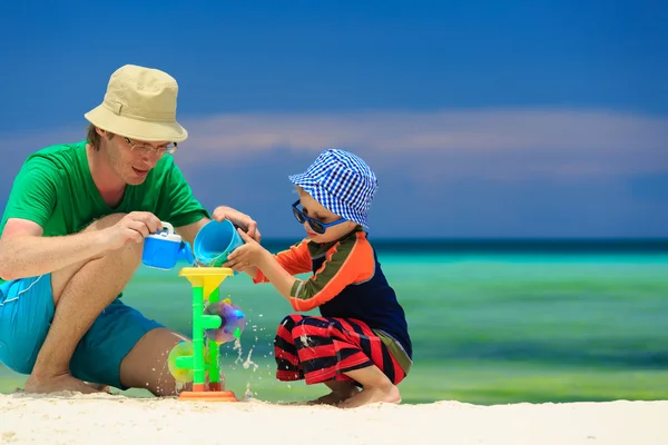 Familie spelen op tropische vakantie — Stockfoto