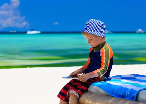 Pequeno menino playin no toque pad na praia — Fotografia de Stock