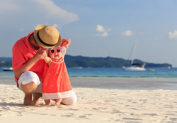 Vader en baby plezier op het strand — Stockfoto