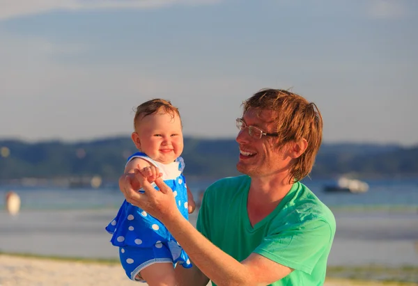 Familia jugando en la playa tropical — Foto de Stock