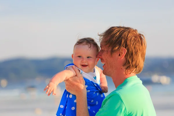 Familj spelar på tropical beach — Stockfoto