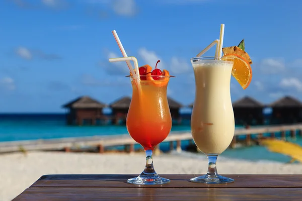 Deux cocktails sur la plage tropicale — Photo