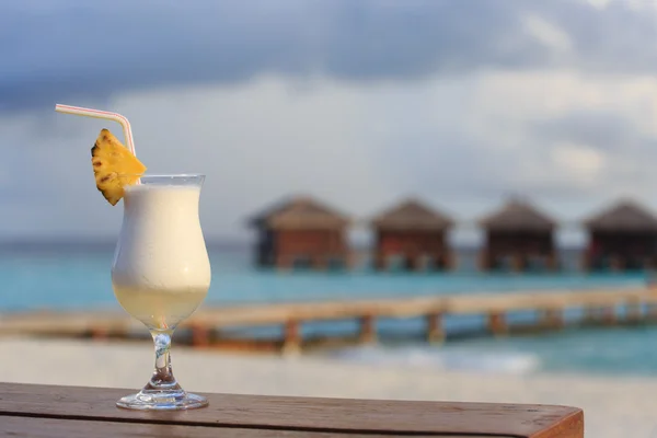 Cocktail sur la plage tropicale — Photo