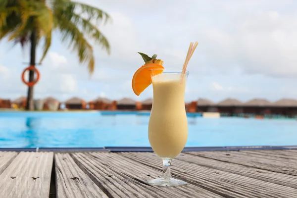 Koktajl na tropikalnej plaży — Zdjęcie stockowe