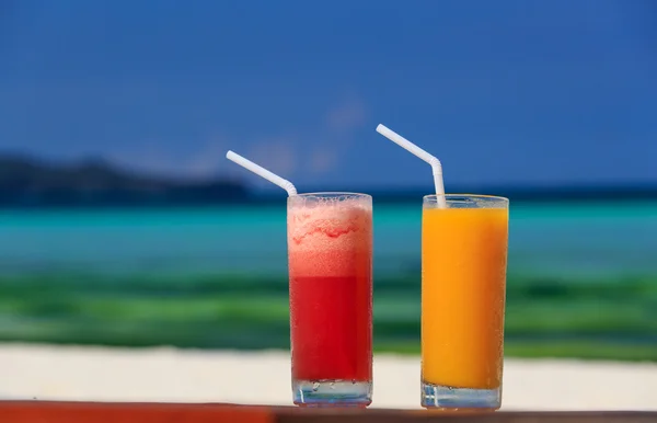 Mangga dan cocktail semangka di pantai tropis — Stok Foto