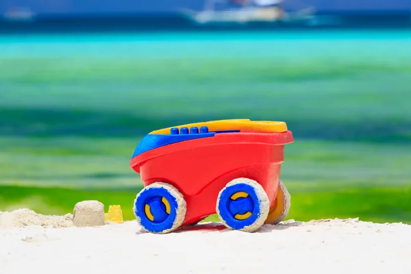 Juguete para niños en la playa tropical — Foto de Stock