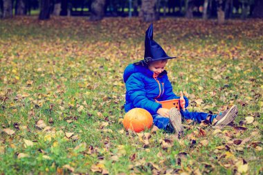 küçük çocuk sonbahar Park halloween kılık