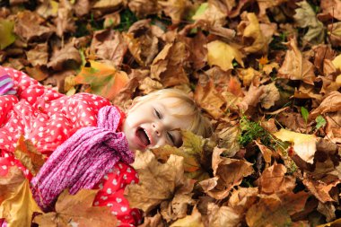 sevimli küçük kız ile Sonbahar oynamak düşmek