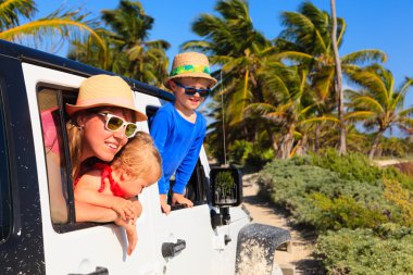 tropik sahilde Off-Road araç sürüş aile