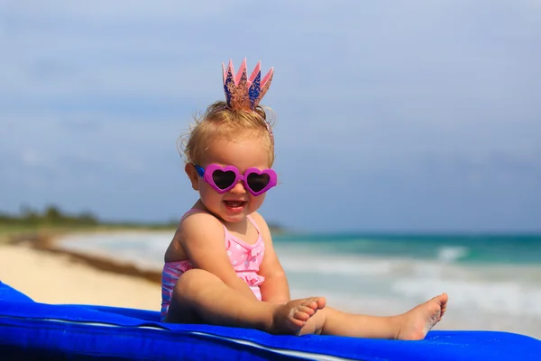 Schattig prinsesje baby op zomer strand — Stockfoto