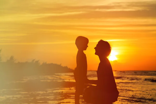 Far och son håller hand i solnedgången — Stockfoto