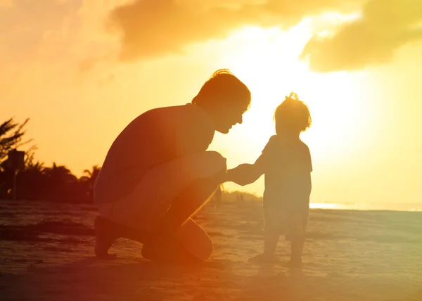 Padre e figlioletta si tengono per mano al tramonto — Foto Stock