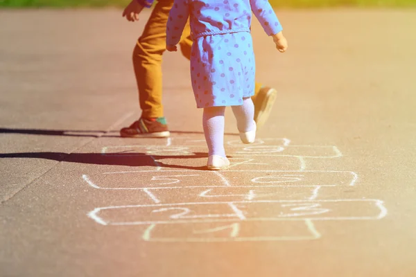 Crianças jogando hopscotch no playground ao ar livre — Fotografia de Stock