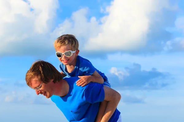 Vater und kleiner Sohn spielen am Sommerhimmel — Stockfoto