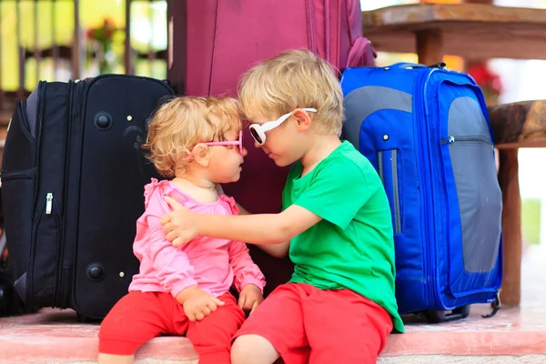 Κοριτσάκι αγόρι και μικρό παιδί κάθεται στο βαλίτσες για ταξίδι — Φωτογραφία Αρχείου