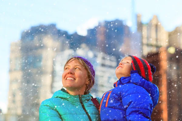 Madre e hijo disfrutan de la primera nieve en la ciudad — Foto de Stock