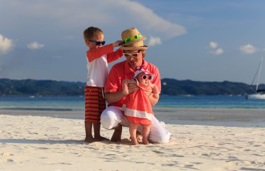 çocuklarla plaja eğlenmeye baba